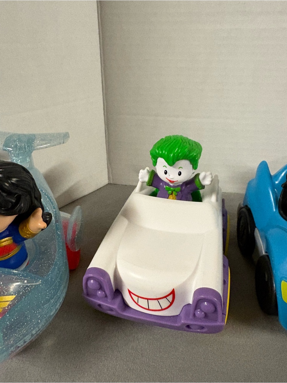 Fisher-Price DC Super Friends Mini Vehicle Set - Batman Robin Joker Supereoman - Picture 3 of 7
